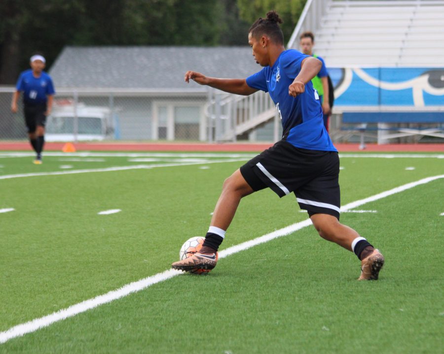 Kyler Duenas dribbles the ball down the field during the Blue/White Scrimmage