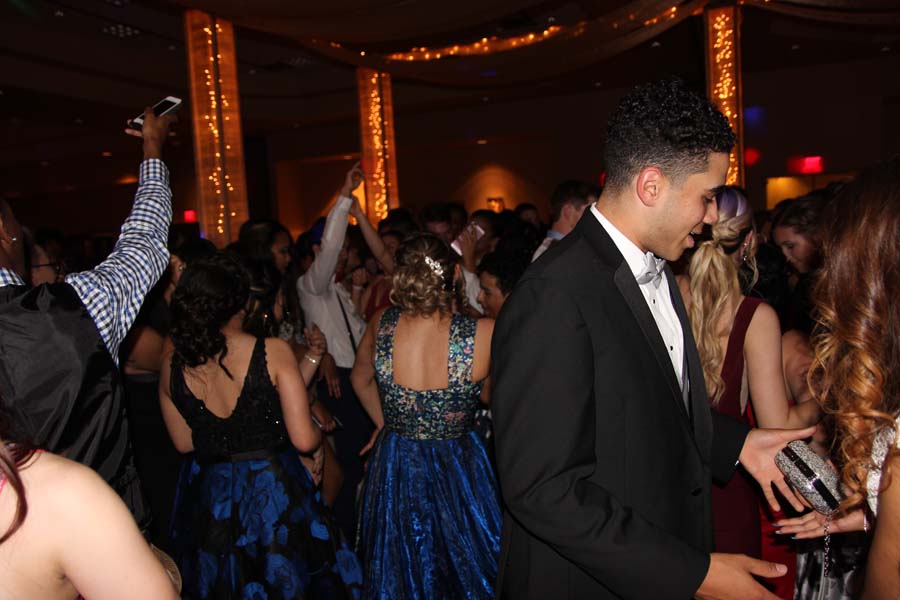 Students dancing at prom 