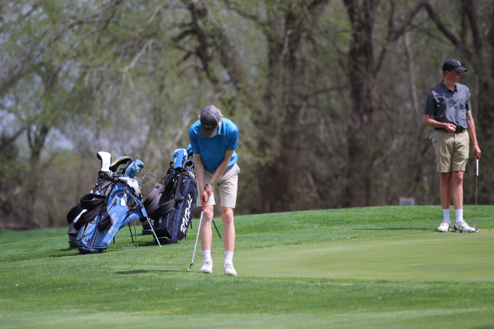 Logan Roether prepares to take another putt.